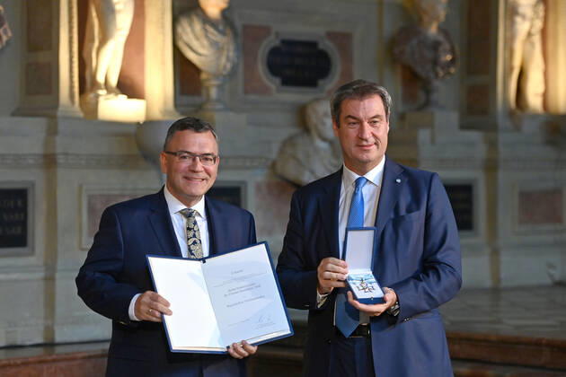 Florian HERRMANN (CSU,Leiter der Staatskanzlei) erhaelt von Markus SOEDER (Ministerpraesident Bayern und CSU Vorsitzender) den Bayerischen Verdienstorden. Verleihung Bayerischer Verdienstorden im Antiquarium der Muenchner Residenz am 13.10.2022.