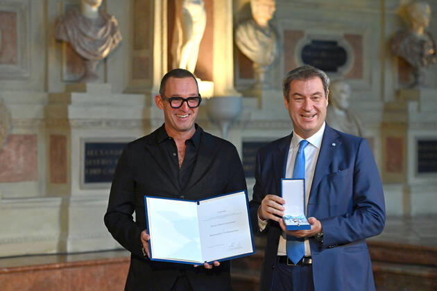 Albert OSTERMAIER erhaelt von Markus SOEDER (Ministerpraesident Bayern und CSU Vorsitzender) den Bayerischen Verdienstorden. Verleihung Bayerischer Verdienstorden im Antiquarium der Muenchner Residenz am 13.10.2022.