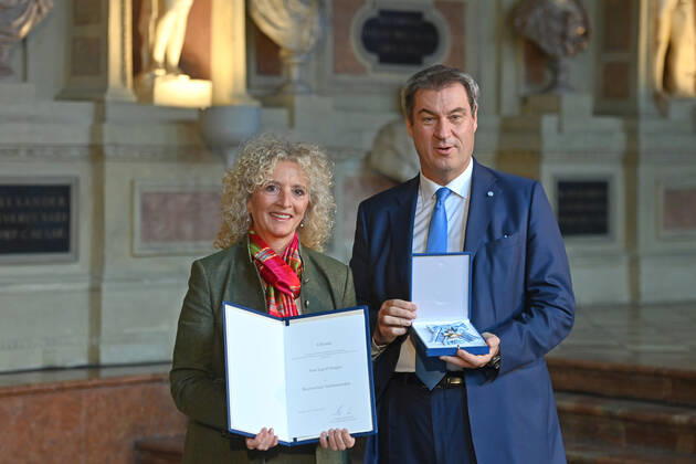 Ingrid STENGER erhaelt von Markus SOEDER (Ministerpraesident Bayern und CSU Vorsitzender) den Bayerischen Verdienstorden. Verleihung Bayerischer Verdienstorden im Antiquarium der Muenchner Residenz am 13.10.2022.