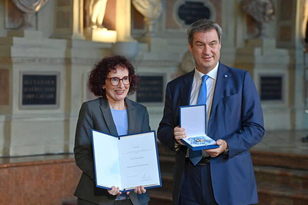 Anna ZISLER erhaelt von Markus SOEDER (Ministerpraesident Bayern und CSU Vorsitzender) den Bayerischen Verdienstorden. Verleihung Bayerischer Verdienstorden im Antiquarium der Muenchner Residenz am 13.10.2022.