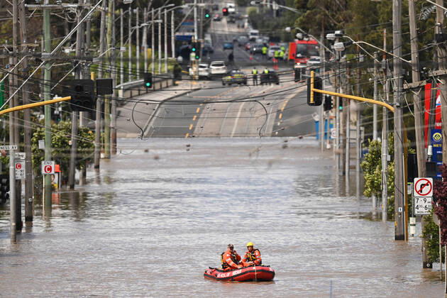 Bilder des Jahres 2022, News 10 Oktober News Themen der Woche KW41 News Bilder des Tages VIC WET WEATHER, SES personal are seen searching floodwaters along Raleigh street in Maribyrnong, Melbourne, Friday, October 14, 2022. Victorian residents have been told to move to higher ground as rain continue to pummel vast swathes of the state, causing flooding and thousands of power outages. ( NO ARCHIVING, EDITORIAL USE ONLY, NO USE IN BOOKS WITHOUT CONSENT MELBOURNE VIC AUSTRALIA  Copyright: xJAMESxROSSx 20221014001716702279
