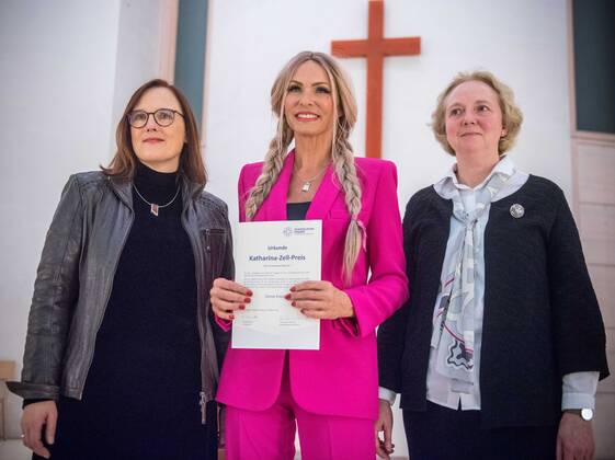 14.10.2022 xesx Frankfurt am Main, Der Landesverband Evangelische Frauen in Hessen und Nassau e.V ehrt Moderatorin Sonya Kraus mit dem Katharina-Zell-Preis für ihren mutigen Umgang mit ihrer Brustkrebserkrankung Bild zeigt: der Landesverband Evangelische Frauen in Hessen und Nassau e.V. hat heute Abend Sonya Kraus den Katharina-Zell-Preis verliehen. Die Moderatorin erhält den Preis für ihren mutigen und unerschrockenen Umgang mit ihrer Brustkrebserkrankung. Das Bild zeigt Anja Schwier-Weinrich, geschäftsführende Pfarrerin im Landesverband Evangelische Frauen in Hessen und Nassau e.V, Preisträgerin Sonya Kraus, Christine Schwarzbeck, stellvertretende Vorsitzende im Landesverband Evangelische Frauen in Hessen und Nassau e.V.