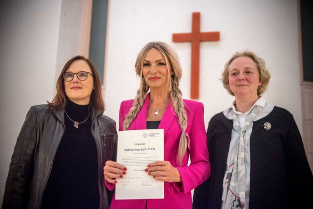 14.10.2022 xesx Frankfurt am Main, Der Landesverband Evangelische Frauen in Hessen und Nassau e.V ehrt Moderatorin Sonya Kraus mit dem Katharina-Zell-Preis für ihren mutigen Umgang mit ihrer Brustkrebserkrankung Bild zeigt: der Landesverband Evangelische Frauen in Hessen und Nassau e.V. hat heute Abend Sonya Kraus den Katharina-Zell-Preis verliehen. Die Moderatorin erhält den Preis für ihren mutigen und unerschrockenen Umgang mit ihrer Brustkrebserkrankung. Das Bild zeigt Anja Schwier-Weinrich, geschäftsführende Pfarrerin im Landesverband Evangelische Frauen in Hessen und Nassau e.V, Preisträgerin Sonya Kraus, Christine Schwarzbeck, stellvertretende Vorsitzende im Landesverband Evangelische Frauen in Hessen und Nassau e.V.