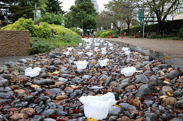 October 14, 2022, Tokyo, Japan - An installation as it is. -equilibrium flower- of some 2,000 flower like objects with small LED lights is displayed at a park of the Tokyo Midtown as a part of the Tokyo Midtown Design Touch 2022 in Tokyo on Friday, October 14, 2022. An annual design event with the theme of Design for Sustainable Future started at the Tokyo Midtown through November 3.  , aflo_201255376.jpg,