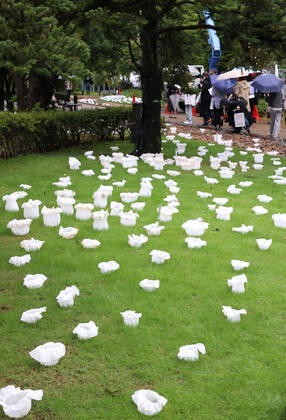 October 14, 2022, Tokyo, Japan - An installation as it is. -equilibrium flower- of some 2,000 flower like objects with small LED lights is displayed at a park of the Tokyo Midtown as a part of the Tokyo Midtown Design Touch 2022 in Tokyo on Friday, October 14, 2022. An annual design event with the theme of Design for Sustainable Future started at the Tokyo Midtown through November 3.  , aflo_201255378.jpg,