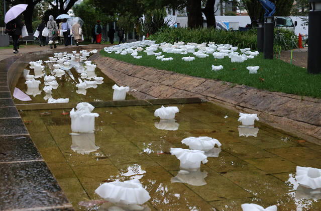 October 14, 2022, Tokyo, Japan - An installation as it is. -equilibrium flower- of some 2,000 flower like objects with small LED lights is displayed at a park of the Tokyo Midtown as a part of the Tokyo Midtown Design Touch 2022 in Tokyo on Friday, October 14, 2022. An annual design event with the theme of Design for Sustainable Future started at the Tokyo Midtown through November 3.  , aflo_201255381.jpg,