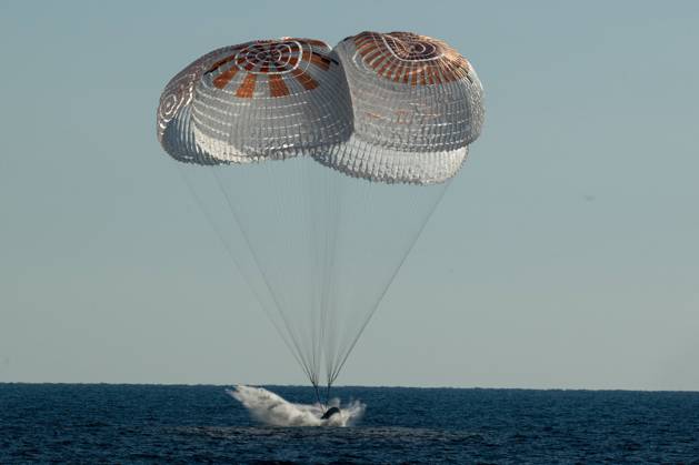 Bilder des Jahres 2022, News 10 Oktober News Themen der Woche KW41 News Bilder des Tages The SpaceX Crew Dragon Freedom spacecraft is seen as it lands with NASA astronauts Kjell Lindgren, Robert Hines, Jessica Watkins, and ESA (European Space Agency) astronaut Samantha Cristoforetti aboard in the Atlantic Ocean off the coast of Jacksonville, Florida, on Friday, October 14, 2022. Lindgren, Hines, Watkins, and Cristoforetti are returning after 170 days in space as part of Expeditions 67 and 68 aboard the International Space Station. NASA 1 WAX2022101401 BILLxINGALLS