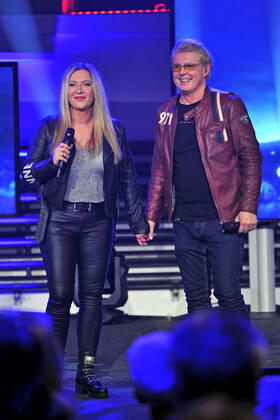 SWR 4: Gläserne 4 . Sänger Markus Mörl und Yvonne König anläßlich der Verleihung der Gläserne 4 vom SWR 4 am 14.10.2022 in der Phoenixhalle im Römerkastell Stuttgart. 20221014MWI44480