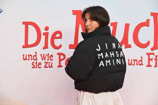 Bilder des Jahres 2022, Entertainment 10 Oktober Entertainment Themen der Woche KW41 Entertainment Bilder des Tages Die Schauspielerin Roxana Samadi mit Statement Solidarität gegenüber den Menschen im Iran auf ihrer Jacke kommt zur Premiere des Kinder- Animationsfilm Die Mucklas und wie sie zu Pettersson und Findus kamen in den Kölner Cinedom