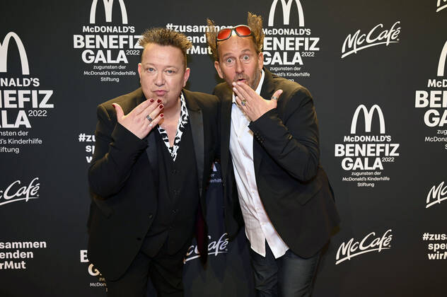 Sebastian Krumbiegel und Tom Lehel bei der 17. McDonald s Benefiz Gala 2022 zugunsten der McDonald™s Kinderhilfe Stiftung in den Eisbach Studios, München, 15.10.2022