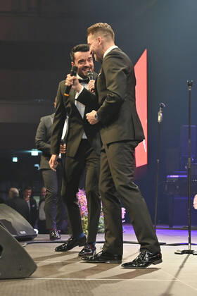 Giovanni Zarrella und Tom Marks von Vintage Vegas live beim 10. Ball der Unternehmer 2022 in Halle 3C der NürnbergMesse. Nürnberg, 15.10.202323