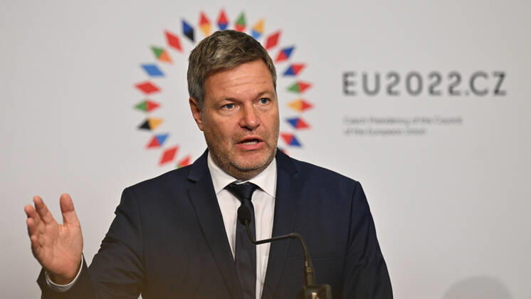 News Bilder des Tages German Minister for Economic Affairs and Climate Action Robert Habeck speaks during the press conference after his meeting with Czech Industry and Trade Minister Jozef Sikela in Prague, Czech Republic, October 17, 2022. Topics included European reaction to high energy prices and aid to companies. (CTKxPhoto MichalxKamaryt) CTKPhotoP2022101705028 kmt