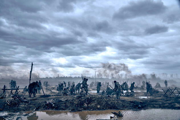 Scene Still, All Quiet on the Western Front (2022). Photo credit: Reiner Bajo Netflix The Hollywood Archive Copyright: xx 34422-004THA
