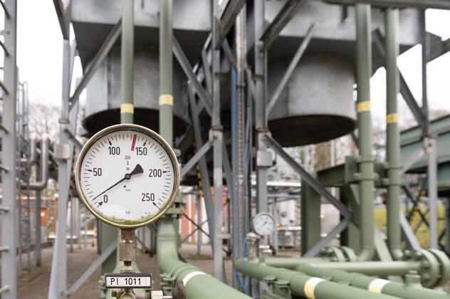 Gasspeicheranlage und Druckmanometer in der Nähe von Kiel im Herbst 2022