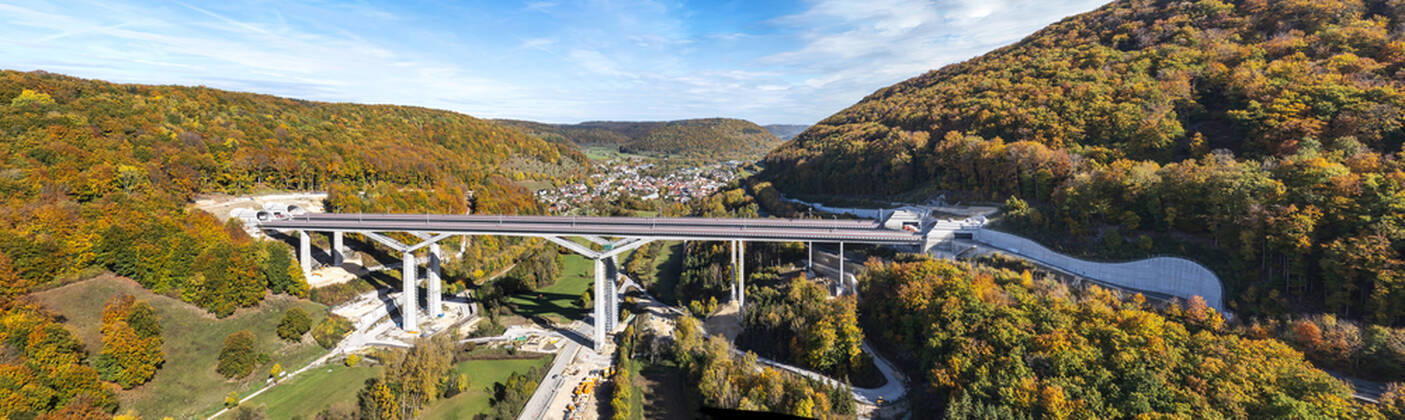 Bilder des Jahres 2022, News 10 Oktober News Bilder des Tages Eine der höchsten Eisenbahnbrücken in Deutschland ist fertig gebaut, die Kräne sind abgebaut. Die rund 500 Meter lange Filstalbrücke ist Teil der künftigen Hochgeschwindigkeitsstrecke Stuttgart - Ulm. Die 85 Meter hohe Brücke ist nach Bahnangaben die dritthöchste Eisenbahnbrücke in Deutschland. Im Dezember 2022 rollen hier die ersten Züge. 18.10.2022: DEU, Deutschland, Baden-Württemberg, Mühlhausen im Täle.