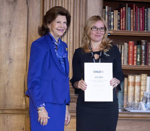 STOCKHOLM 20221018 Milena Kadieva Vladimirova from the Bulgarian organization Gender Alternatives Foundation receives an award from Queen Silvia during the Child10 award ceremony in the Bernadotte Library at Stockholm Palace STOCKHOLM SWEDEN x60160x,  Copyright: xStefanxJerrevang TTx CHILD 10-PRISET