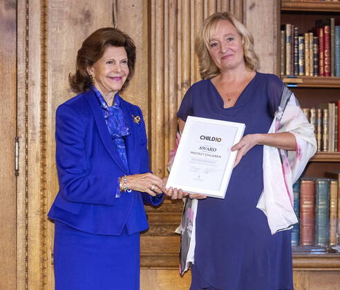 STOCKHOLM 20221018 Nina Vaaranen Valkonen fran den finska organizationen Protect Children tar emot pris av Drottning Silvia under ceremonin av Child10 priset i Bernadottebiblioteket pa Stockholms Slott STOCKHOLM SVERIGE x60160x,  Copyright: xStefanxJerrevang TTx CHILD 10-PRISET