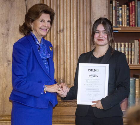STOCKHOLM 20221018 Eugenia Fernández Bustamante from the Spanish organization APRAMP receives an award from Queen Silvia during the ceremony of the Child10 award in the Bernadotte Library at Stockholm Palace STOCKHOLM SWEDEN x60160x,  Copyright: xStefanxJerrevang TTx CHILD 10-PRISET