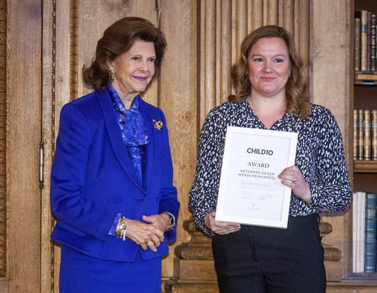 STOCKHOLM 20221018 Shannon von Scheele, Netzwerk gegen Menschenhandel, Germany, receives award from Queen Silvia during the ceremony of the Child 10 award in the Bernadotte Library at Stockholm Palace STOCKHOLM SWEDEN x60160x,  Copyright: xStefanxJerrevang TTx CHILD 10-PRISET