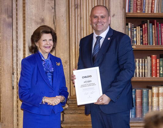 STOCKHOLM 20221018 Tomislav Ramljak from the Croatian organization Center for Missing and Exploited Children receives an award from Queen Silvia during the ceremony of the Child 10 award in the Bernadotte Library at Stockholm Palace STOCKHOLM SWEDEN x60160x,  Copyright: xStefanxJerrevang TTx CHILD 10-PRISET