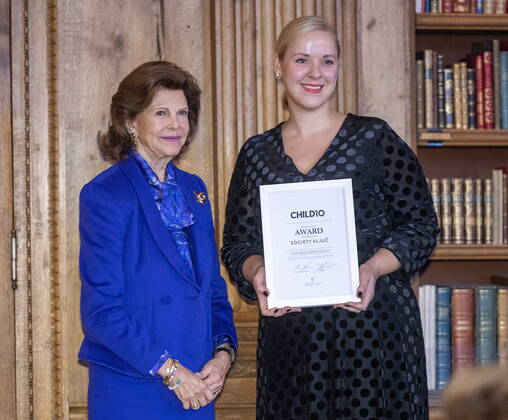 STOCKHOLM 20221018 Polona Kovac from the Slovenian organization KLJUC receives an award from Queen Silvia during the ceremony for the Child10 award in the Bernadotte Library at Stockholm Palace STOCKHOLM SWEDEN x60160x,  Copyright: xStefanxJerrevang TTx CHILD 10-PRISET