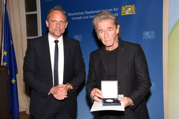 Bilder des Jahres 2022, Entertainment 10 Oktober Entertainment Bilder des Tages Thorsten Glauber Umwelt Minister Peter Maffay Saenger Bayerischer Umwelt Staats Medaille Preistraeger Muenchen 18.10.2022 Kuenstler Haus Bayerische Umwelt Staatsmedaille Verleihung