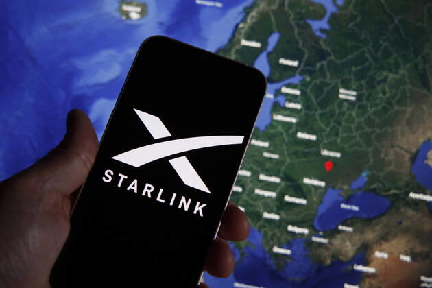 Starlink Resumes Service In Ukraine The Starlink photo is seen on a mobile device with Ukraine on a map in the background in this illustration photo in Warsaw, Poland on 21 September, 2022. Starlink owner and founder Elon Musk Starlink owner Elon Musk has decided to have the satellite company resume internet services in Ukraine after complaints of Starlink owner Elon Musk has decided to have the satellite company resume internet services in Ukraine after complaints of substantial costs. The satellite service, provided for free, is essential to the armed forces of Ukraine batteling Russian forces. Warsaw Poland  Copyright: xSTRx originalFilename: arriens-starlink221018_npTub.jpg