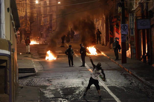 Valparaiso, October 18, 2022 Demonstrations light barricades as part of the commemoration of October 18 in Valparaiso Raul Zamora Aton Chile, Valparaiso Chile Aton 650520  Copyright: RAULxZAMORA ATONxCHILE