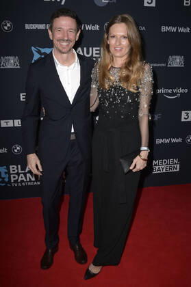Oliver Berben mit Ehefrau Katrin Kraus bei der Verleihung vom Blauer Panther - TV & Streaming Award 2022 in der BMW Welt. München, 19.10.2022