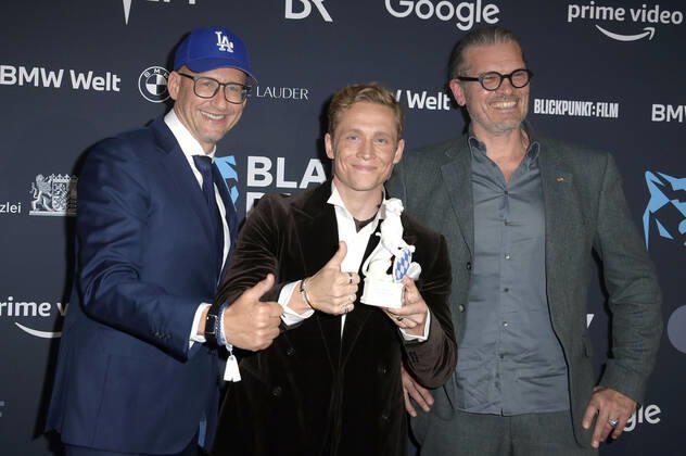 Frank Kusche, Matthias Schweighöfer und Götz Otto bei der Verleihung vom Blauer Panther - TV & Streaming Award 2022 in der BMW Welt. München, 19.10.2022