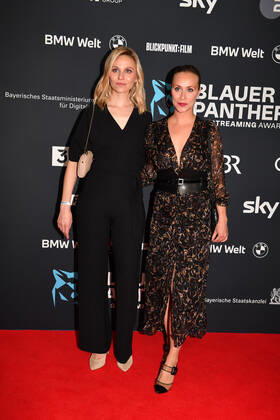 Alina Tomnikov und Sina Tkotsch Verleihung Blauer Panther - TV & Streaming Award 2022 Ehrung, Auszeichnung, Preis BMW Welt München 19. Oktober 2022