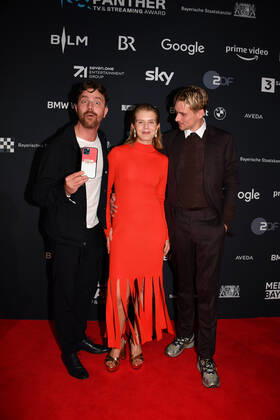 Friedrich Mücke, Alina Tomnikov, Daniel Strässer Verleihung Blauer Panther - TV & Streaming Award 2022 Ehrung, Auszeichnung, Preis BMW Welt München 19. Oktober 2022