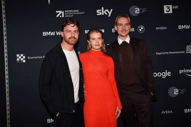 Friedrich Mücke, Alina Tomnikov, Daniel Strässer Verleihung Blauer Panther - TV & Streaming Award 2022 Ehrung, Auszeichnung, Preis BMW Welt München 19. Oktober 2022