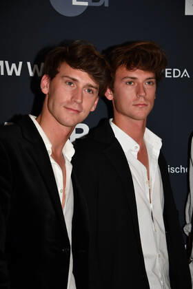 Emil Belton mit Zwillingsbruder Oskar Belton Verleihung Blauer Panther - TV & Streaming Award 2022 Ehrung, Auszeichnung, Preis BMW Welt München 19. Oktober 2022