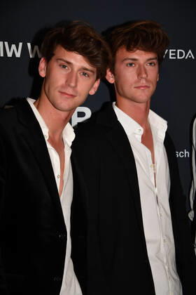 Emil Belton mit Zwillingsbruder Oskar Belton Verleihung Blauer Panther - TV & Streaming Award 2022 Ehrung, Auszeichnung, Preis BMW Welt München 19. Oktober 2022