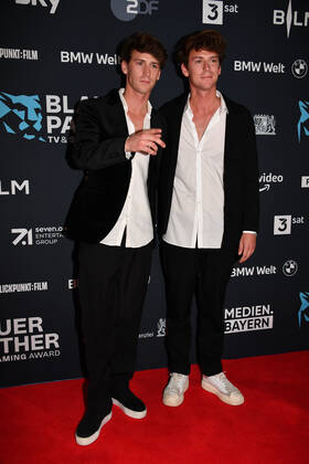 Emil Belton mit Zwillingsbruder Oskar Belton Verleihung Blauer Panther - TV & Streaming Award 2022 Ehrung, Auszeichnung, Preis BMW Welt München 19. Oktober 2022