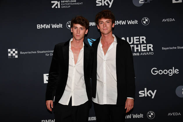 Emil Belton mit Zwillingsbruder Oskar Belton Verleihung Blauer Panther - TV & Streaming Award 2022 Ehrung, Auszeichnung, Preis BMW Welt München 19. Oktober 2022