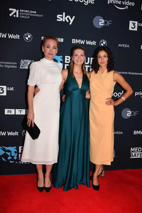 Lisa Marie Potthoff, Judith Gerlach und Soma Pysall Verleihung Blauer Panther - TV & Streaming Award 2022 Ehrung, Auszeichnung, Preis BMW Welt München 19. Oktober 2022