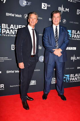 Markus Lanz und Markus Söder (Bayerische Ministerpräsident) Verleihung Blauer Panther - TV & Streaming Award 2022 Ehrung, Auszeichnung, Preis BMW Welt München 19. Oktober 2022
