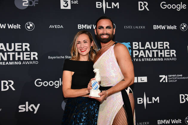 Anna-Lena Zwez und Conchita Wurst Verleihung Blauer Panther - TV & Streaming Award 2022 Ehrung, Auszeichnung, Preis BMW Welt München 19. Oktober 2022