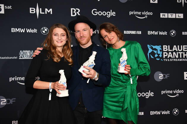 Nadja Mitzkat, Jan Vollmer und Annette Kammerer Verleihung Blauer Panther - TV & Streaming Award 2022 Ehrung, Auszeichnung, Preis BMW Welt München 19. Oktober 2022