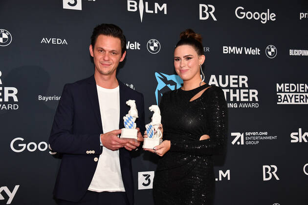 Jo Schueck und Salwa Houmsi Verleihung Blauer Panther - TV & Streaming Award 2022 Ehrung, Auszeichnung, Preis BMW Welt München 19. Oktober 2022