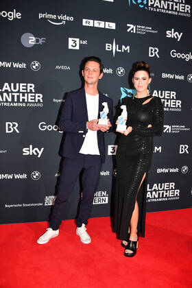 Jo Schueck und Salwa Houmsi Verleihung Blauer Panther - TV & Streaming Award 2022 Ehrung, Auszeichnung, Preis BMW Welt München 19. Oktober 2022