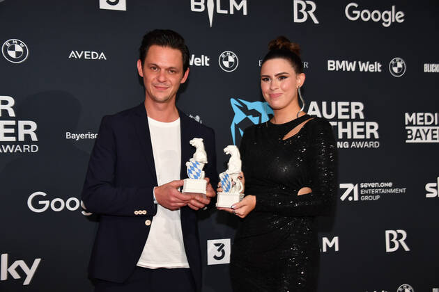 Jo Schueck und Salwa Houmsi Verleihung Blauer Panther - TV & Streaming Award 2022 Ehrung, Auszeichnung, Preis BMW Welt München 19. Oktober 2022