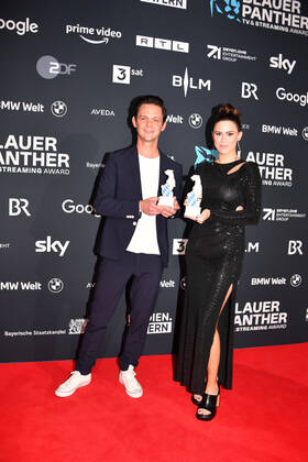 Jo Schueck und Salwa Houmsi Verleihung Blauer Panther - TV & Streaming Award 2022 Ehrung, Auszeichnung, Preis BMW Welt München 19. Oktober 2022