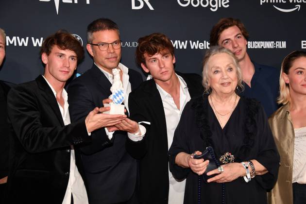 Emil Belton mit Zwillingsbruder Oskar Belton und Doris Kunstmann Verleihung Blauer Panther - TV & Streaming Award 2022 Ehrung, Auszeichnung, Preis BMW Welt München 19. Oktober 2022