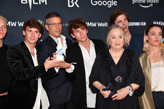 Emil Belton mit Zwillingsbruder Oskar Belton und Doris Kunstmann Verleihung Blauer Panther - TV & Streaming Award 2022 Ehrung, Auszeichnung, Preis BMW Welt München 19. Oktober 2022