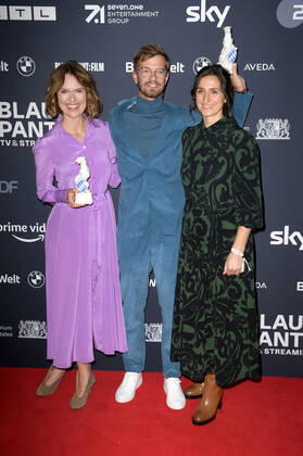 Julia Mehnert, Joko Winterscheidt und Mitra Polzin bei der Verleihung vom Blauer Panther - TV & Streaming Award 2022 in der BMW Welt. München, 19.10.2022