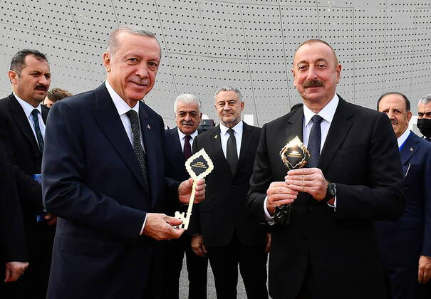 Bilder des Jahres 2022, News 10 Oktober News Bilder des Tages AZERBAIJAN, ZANGILAN - OCTOBER 20, 2022: Turkey s President Recep Tayyip Erdogan and Azerbaijan s President Ilham Aliyev (L-R) pose with symbolic keays during the opening ceremony of Zangilan International Airport in the border town of Zangilan, southwest Azerbaijan. The Zangilan District is part of the areas which were captured by Azerbaijan during the 2020 Nagorno-Karabakh war. The construction of the airport began in May 2021. Azerbaijan President Press Office TASS  55451500