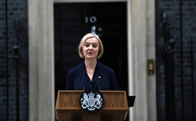 Bilder des Jahres 2022, News 10 Oktober News Bilder des Tages UK Prime Minister Liz Truss delivers a speech of resignation outside the door of No.10 Downing St as pressure mounted on her from all sides of her party on Thursday, October 20, 2022. Ms.Truss resigned after just 44 days. A new leader will be announced in a week s time after a speeded up election campaign. 1 LON2022102002 HUGOxPHILPOTT